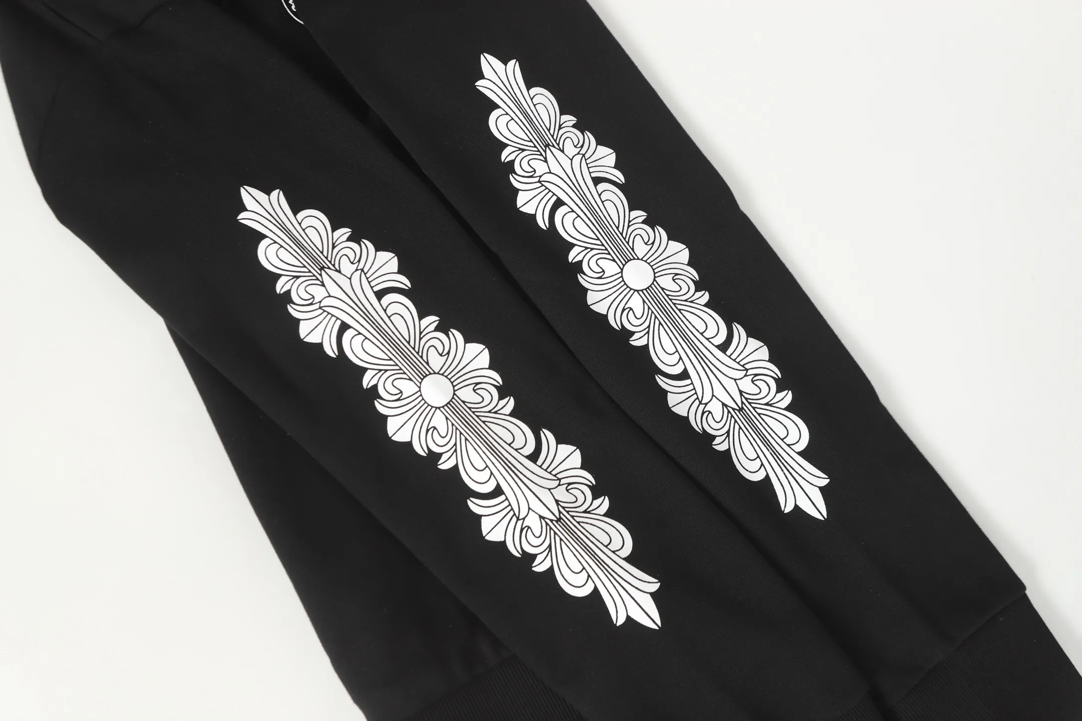 P240 Cross-border model, please do not place an order if you are pursuing quality -Chrome Hearts/Chrome Hearts Horseshoe Sanskrit flower arm printed zipper sweatshirt cardigan jacket -High weight, high density and high quality. The wool is soft, delicate and skin-friendly. It feels soft and silky. It has excellent warmth and skin-friendly properties. -Size: S M L XL